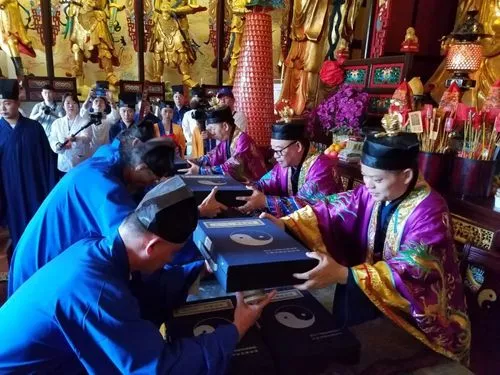 斋醮、符箓，即外界所说的“捉鬼驱邪”、祈福禳灾、改善命运不顺。通过使人止恶行善、了结因果这样的方式积累功德，并修炼自己的心性，返璞归真，从而得道超凡。